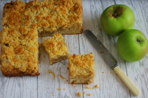 Apple Crumble Cake